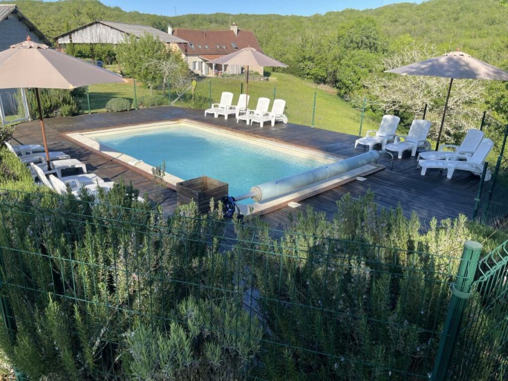 Espace piscine des gîtes du Villajou en été